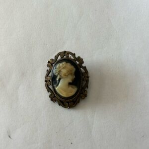 Vintage Cameo Brooch
